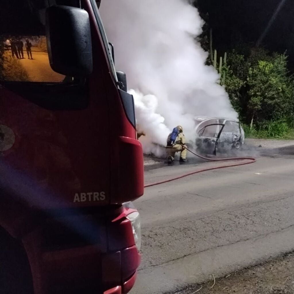 Bombeiros utilizaram 500 litros de água no combate ao incêndio em um Citroën C3 no Vale dos Vinhedos.