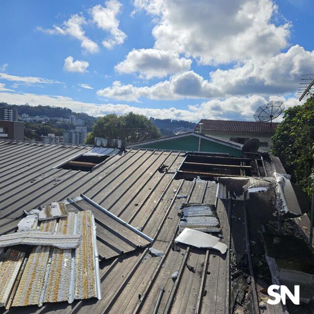 Fogo começou na chaminé de uma churrasqueira e atingiu parte da cobertura de uma casa no bairro Borgo, em Bento Gonçalves.