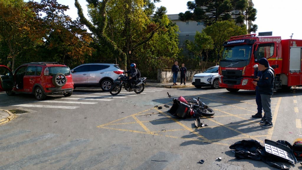 Motociclista fica ferido em acidente na Avenida Osvaldo Aranha, em Bento Gonçalves.