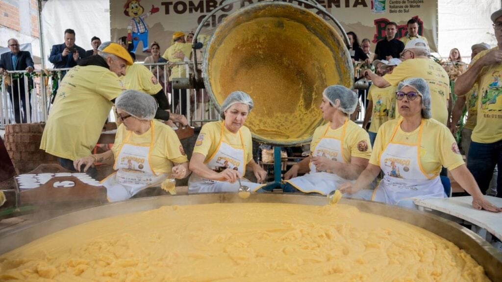 Edição histórica de 30 anos do Polentaço teve recorde de público, tombo da polenta gigante e atrações inéditas em Monte Belo do Sul.