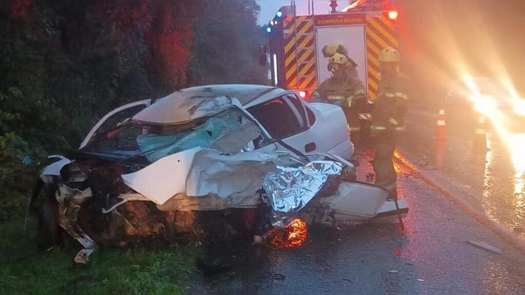 Chevrolet Classic ficou completamente destruído após a batida na BR-285.