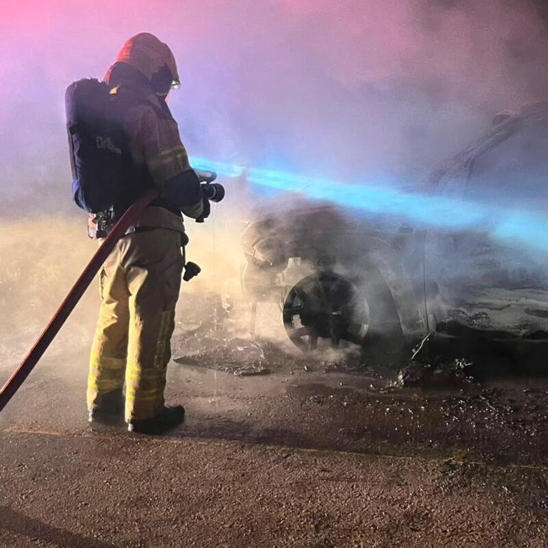 Bombeiros utilizaram cerca de 1.000 litros de água para controlar as chamas que destruíram a Amarok na Linha Alcântara, em Bento Gonçalves.