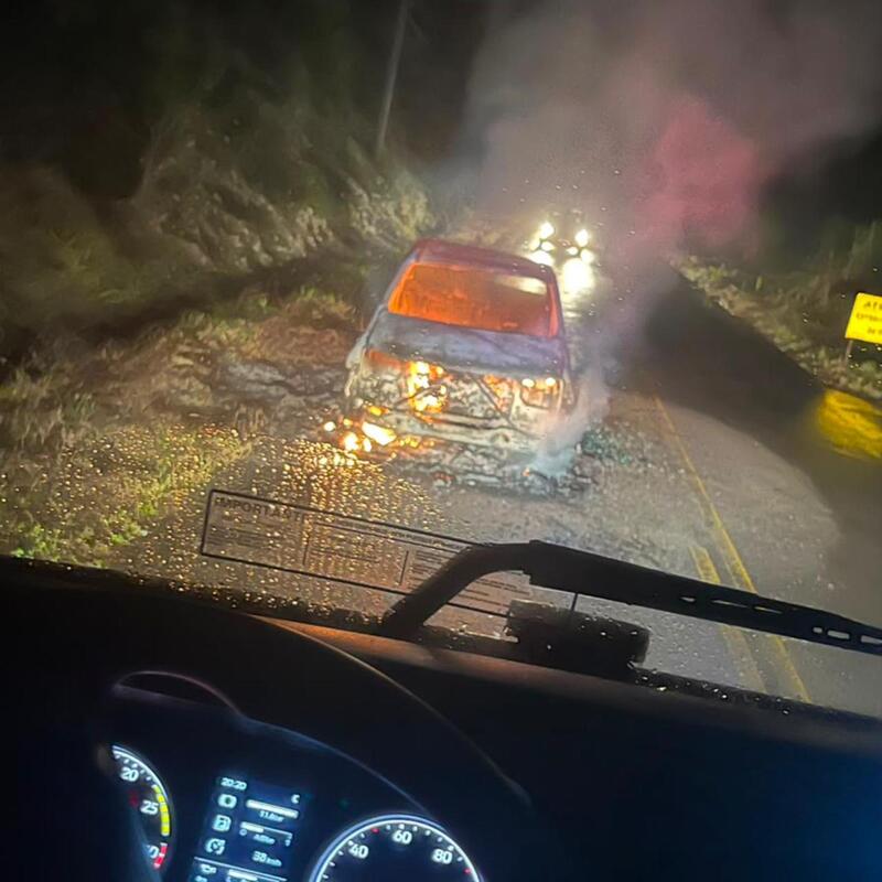 Amarok pega fogo na Linha Alcântara, em Bento Gonçalves.