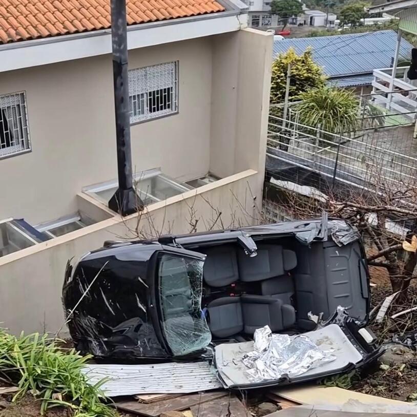 Homem de 73 anos é resgatado após capotamento em Bento Gonçalves.