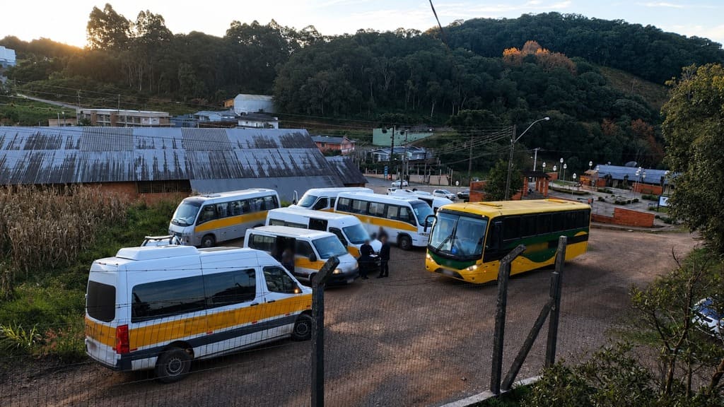 DMT fiscaliza transporte escolar em Bento Gonçalves.