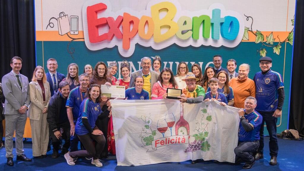 Comunidade do Buratti venceu o Desfile Cultural da 21ª Fenavinho com a apresentação “O Cotidiano que Vira Cultura Feliccità”.