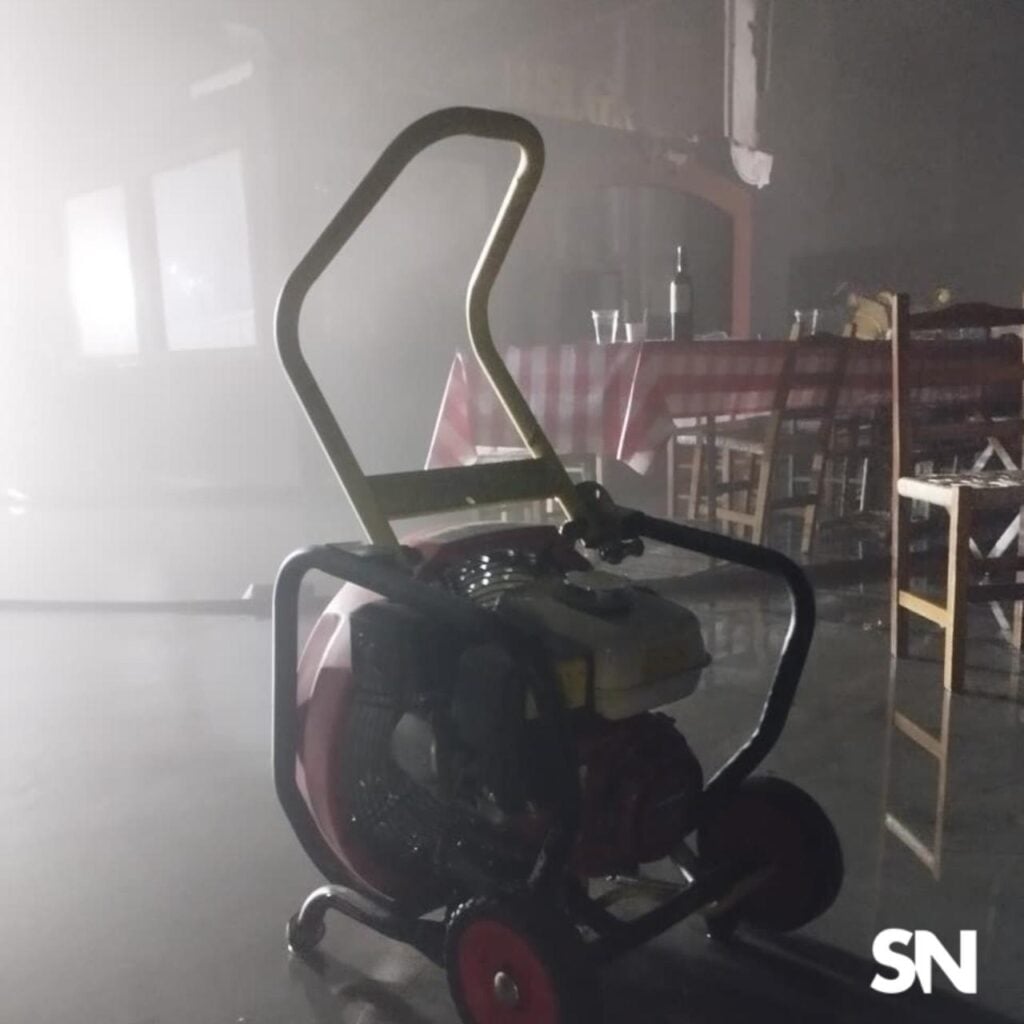 Bombeiros utilizaram ventilação tática com ventilador de pressão positiva para retirar a fumaça do local.