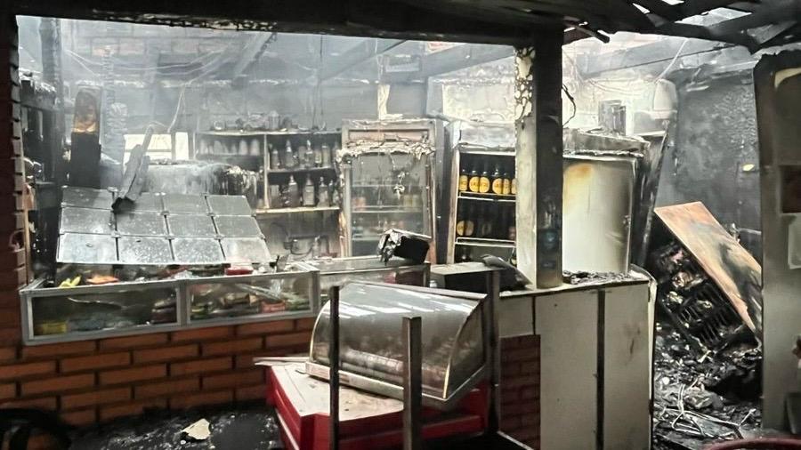 Incêndio em Bento Gonçalves mobilizou os bombeiros no bairro Cohab; moradora foi avaliada e não precisou de atendimento médico.