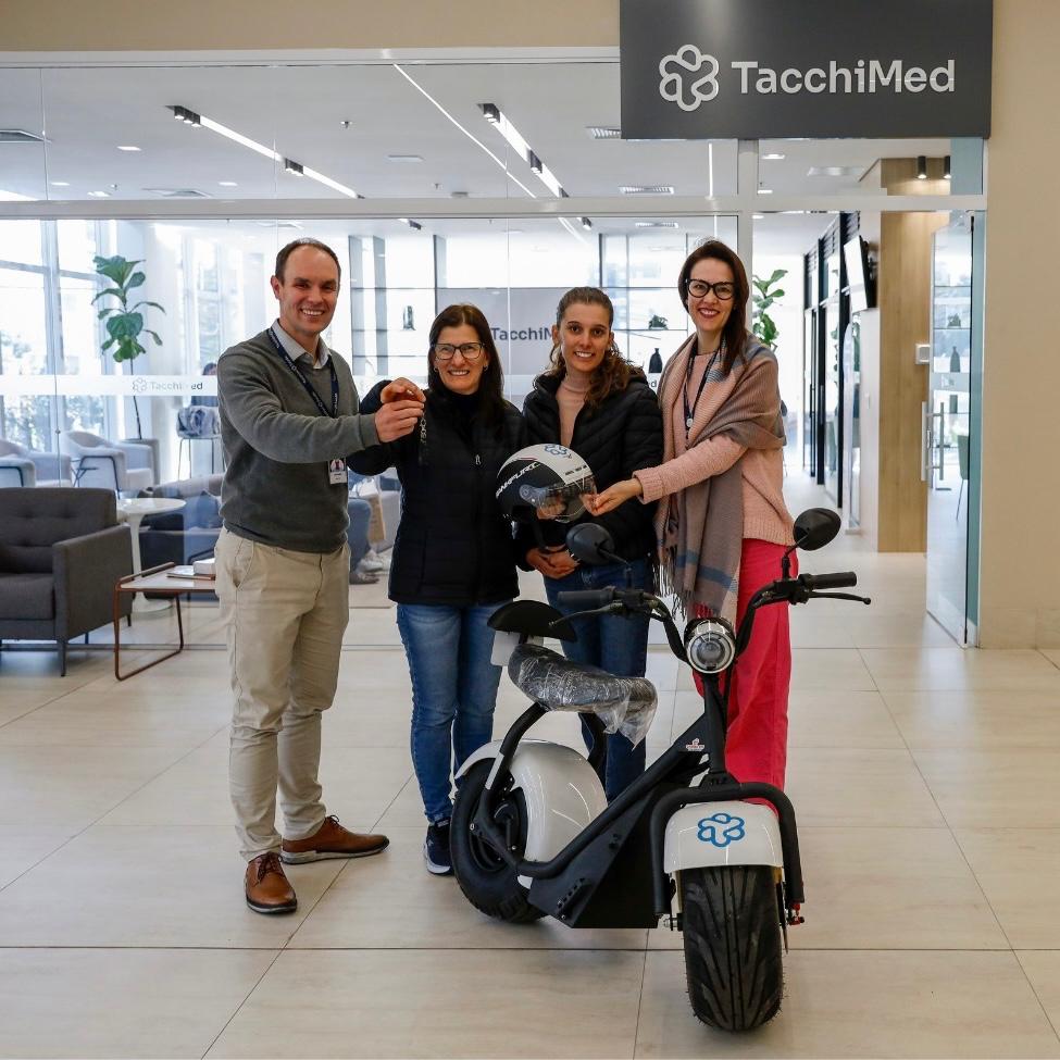 Concurso cultural do TacchiMed na ExpoBento entrega scooter elétrica.