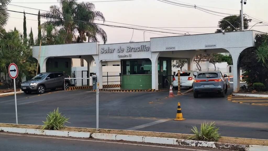 Alexandre de Moraes manda PF fazer buscas por armas na casa de Bolsonaro.