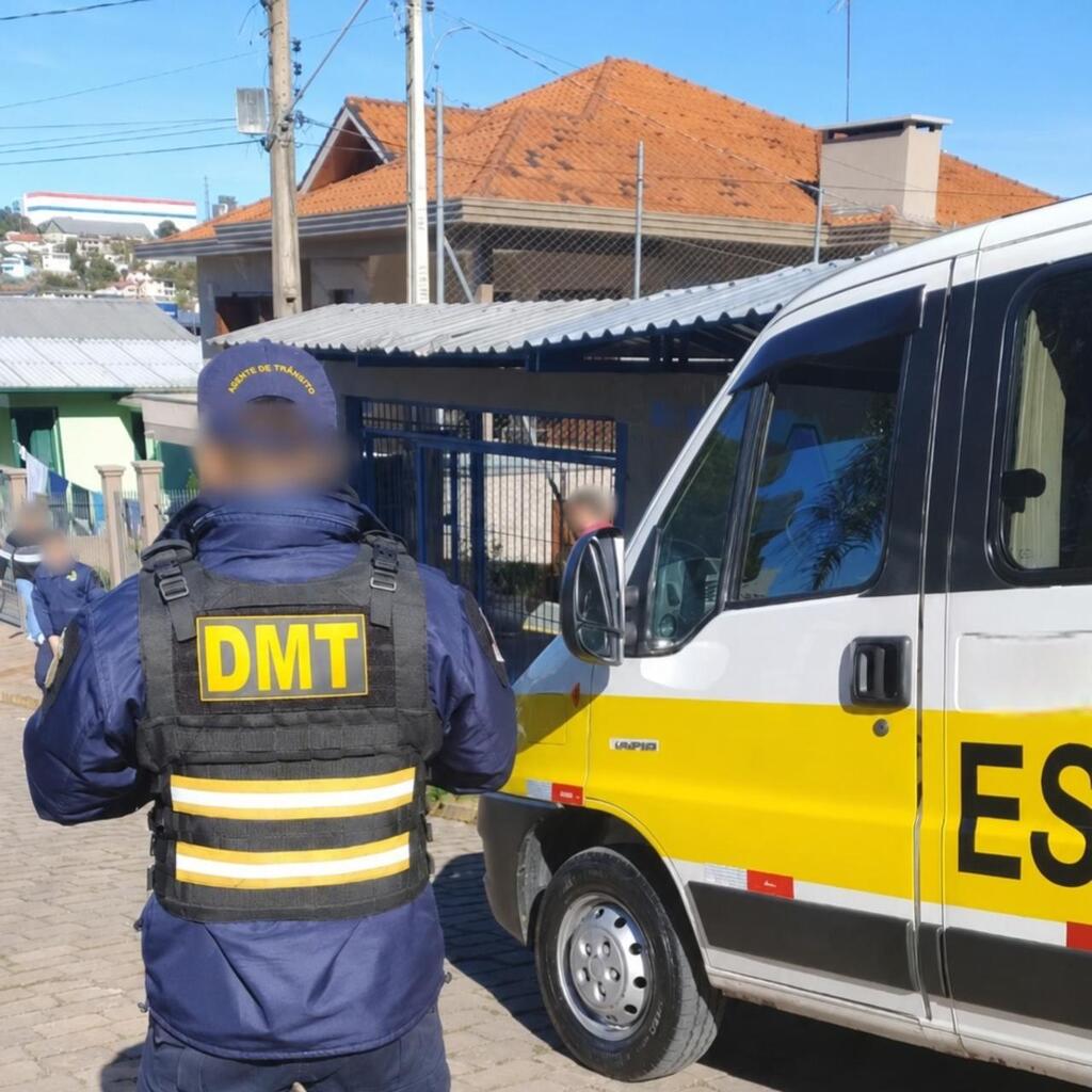 Fiscalização do transporte escolar aborda 17 veículos em Bento Gonçalves.