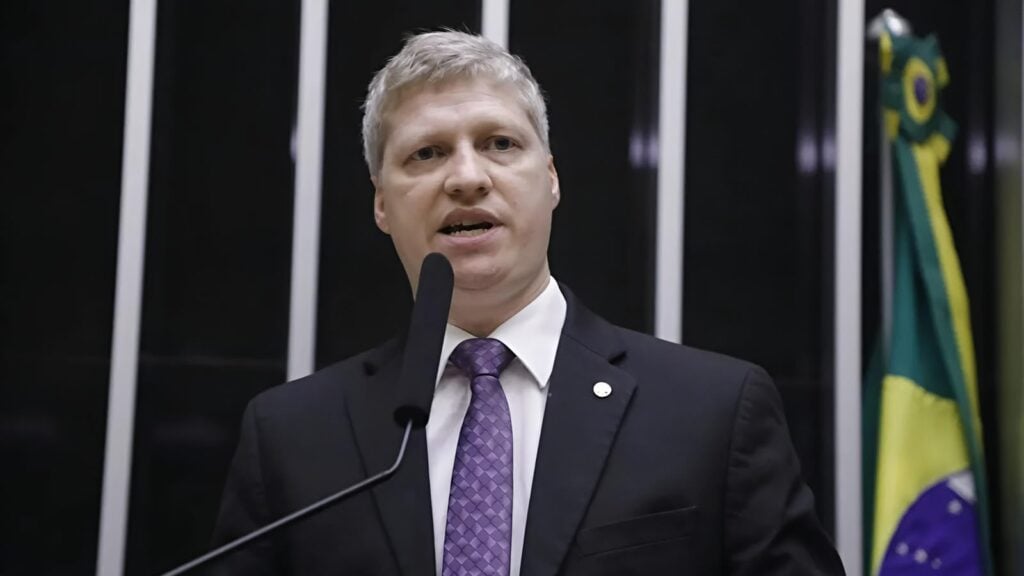 Deputado federal Marcel van Hattem aciona Justiça contra publicidade de Lula.