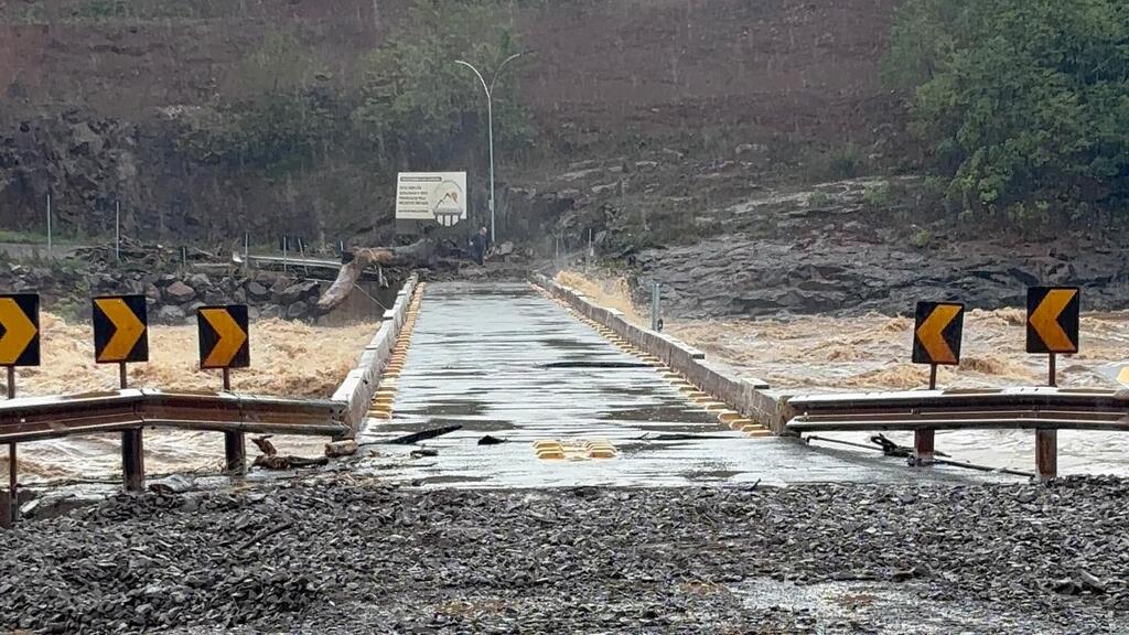 Ponte do Rio Carreiro é parcialmente liberada.