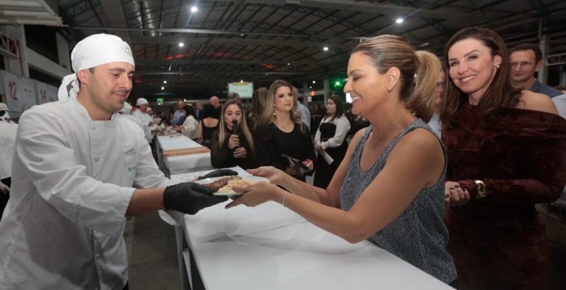 Eles na Cozinha reúne 1,5 mil pessoas em noite de solidariedade em Bento Gonçalves