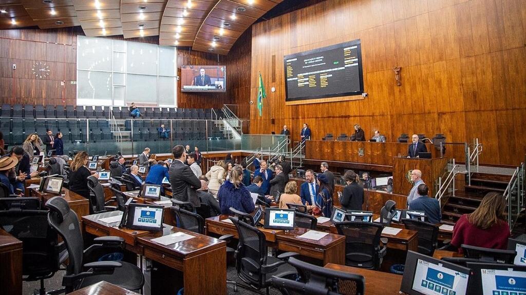 Deputados derrubam veto de Leite e acabam com taxa de licenciamento de veículos no RS.
