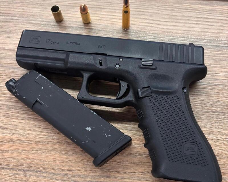 Simulacro de arma de fogo e munições de uso restrito foram apreendidos durante a operação.