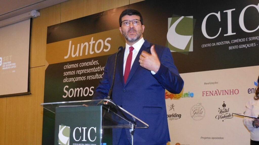 Desembargador debate fim da escala 6x1 em palestra no CIC-BG.