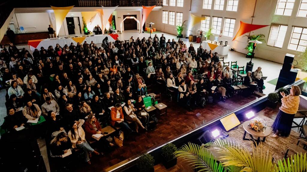 Sicredi Serrana promove formação para profissionais de APAEs.