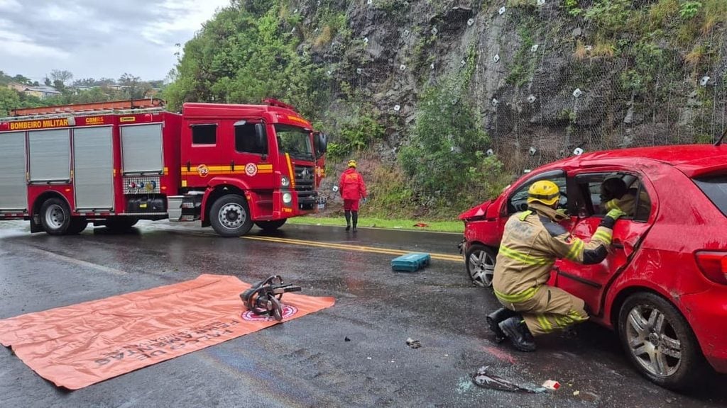 Carro bateu em pedra na BR-470 em Bento Gonçalves.