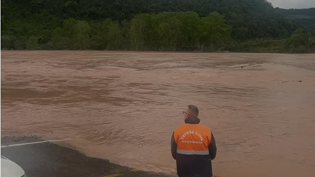 .Defesa Civil orienta retirada de famílias em Bento por alta do Rio das Antas.