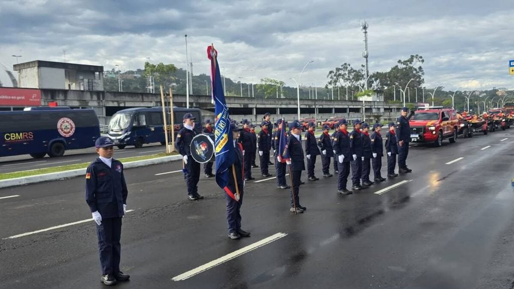 Bombeiros Mirins de Bento Gonçalves participam do Desfile Farroupilha em Porto Alegre.