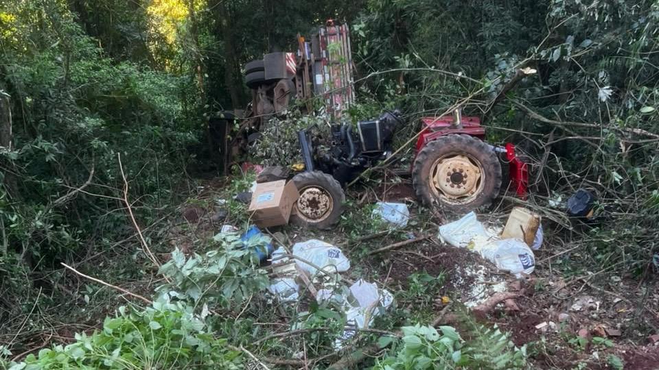 Caminhão cai em ribanceira e deixa motorista ferido na ERS-431, em Bento Gonçalves.