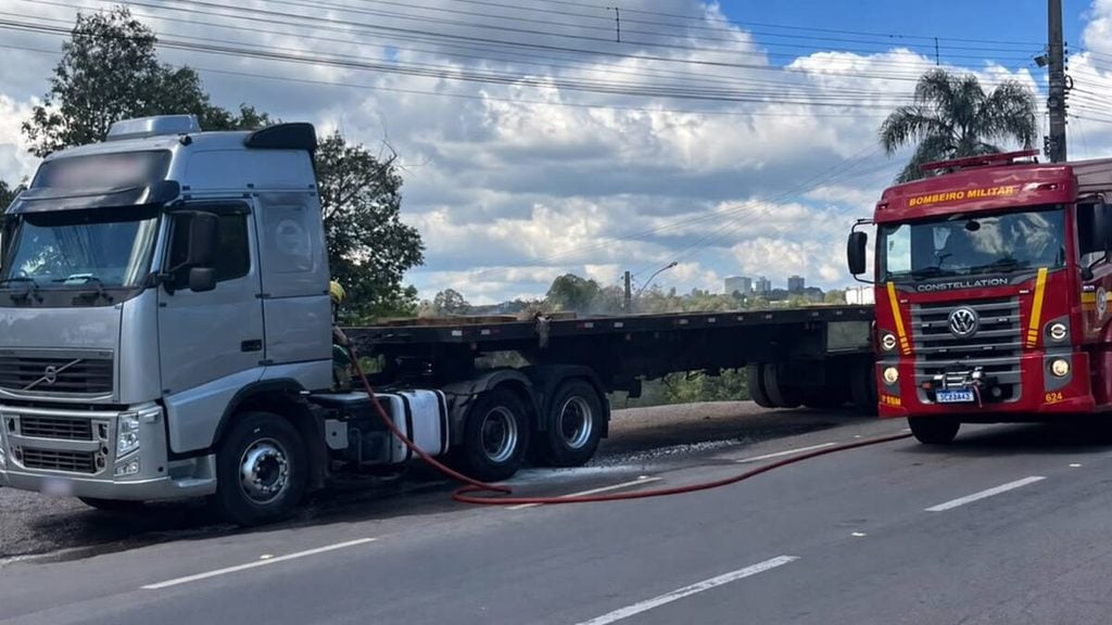 Caminhão pega fogo na BR-470 em Bento Gonçalves.