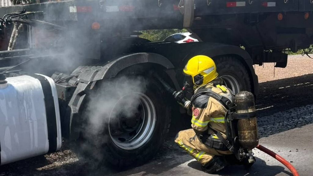 Um princípio de incêndio atingiu um caminhão Volvo FH 480 na BR-470, próximo ao acesso de São Valentim, no interior de Bento Gonçalves.