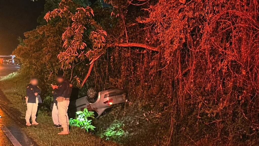 Homem de 23 anos capota Renault Megane na BR-470 em Bento Gonçalves.