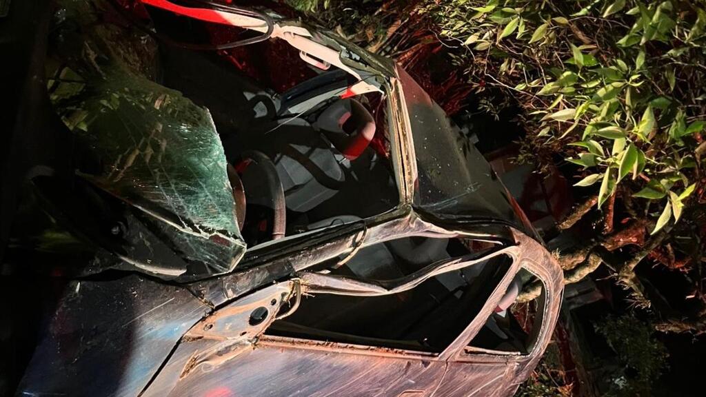 Adolescente sofreu diversos ferimentos após o Chevrolet Corsa sair da pista na ERS-431 e foi levado ao Hospital Tacchini.