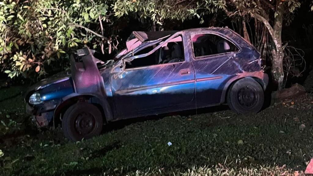 Guri de 16 anos capota carro em Faria Lemos, em Bento Gonçalves.