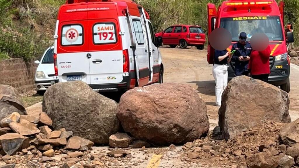Vítima de capotamento de trator é levada de maca pela Ponte de Cotiporã.