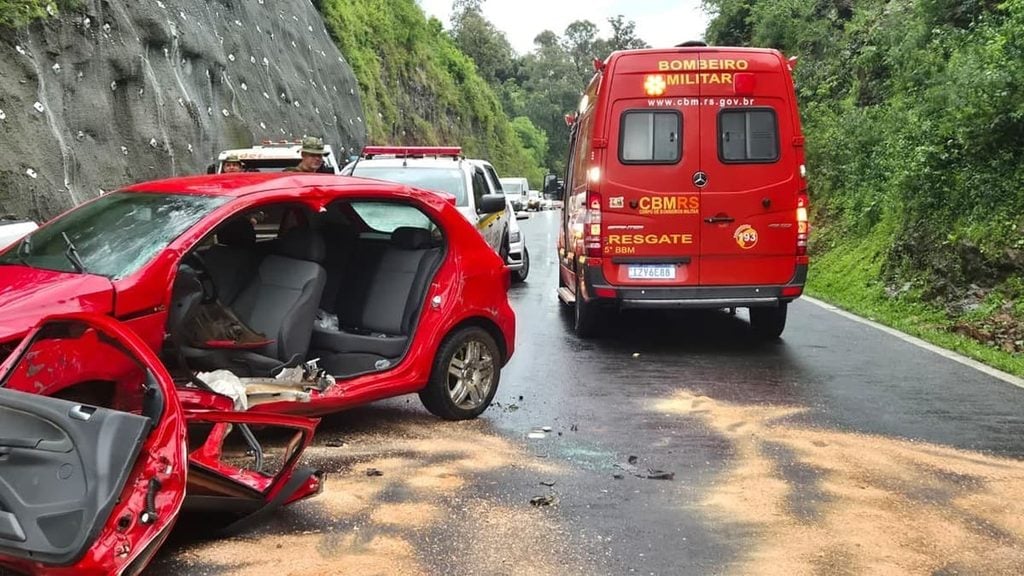 Motorista precisou ser desencarcerada.