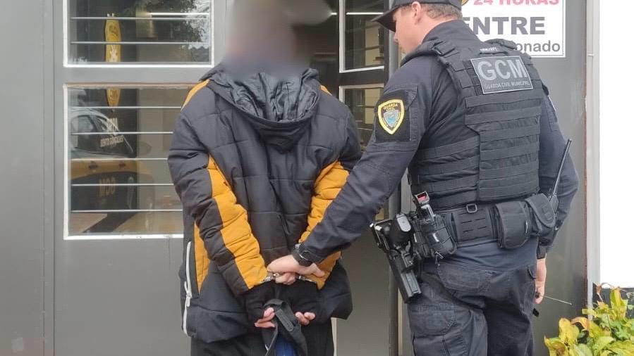 GCM prende homem que ameaçou motorista com chave de fenda em Bento Gonçalves.
