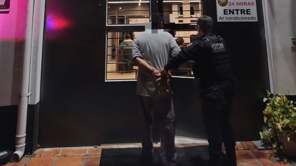 GCM prende homem por embriaguez após atingir três veículos em Bento Gonçalves