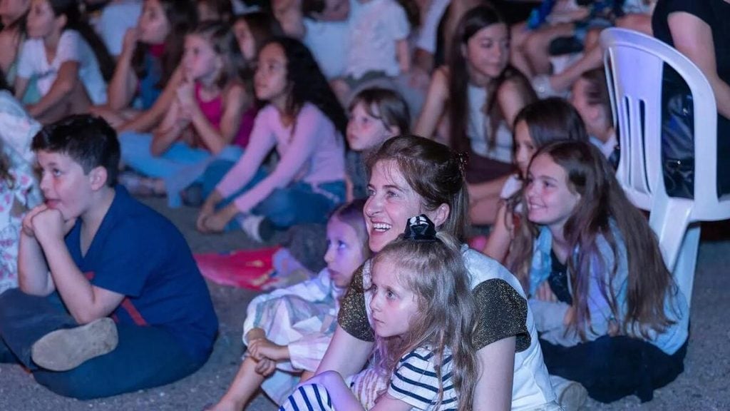 A criançada (e os adultos) vidrados no palco do Natal nos Vinhedos.