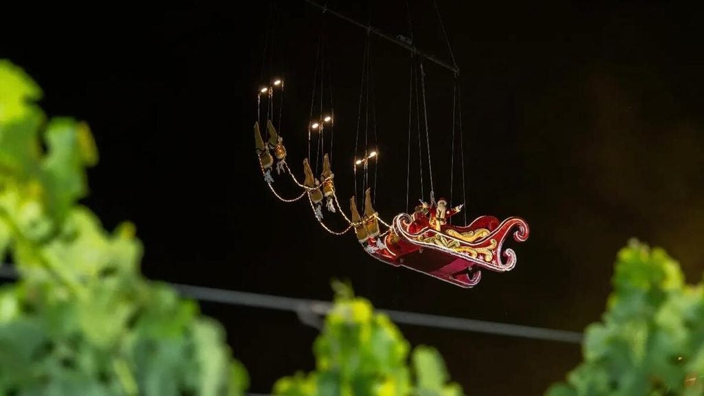 Pode acreditar: Papai Noel chega do alto e de trenó no Natal nos Vinhedos.