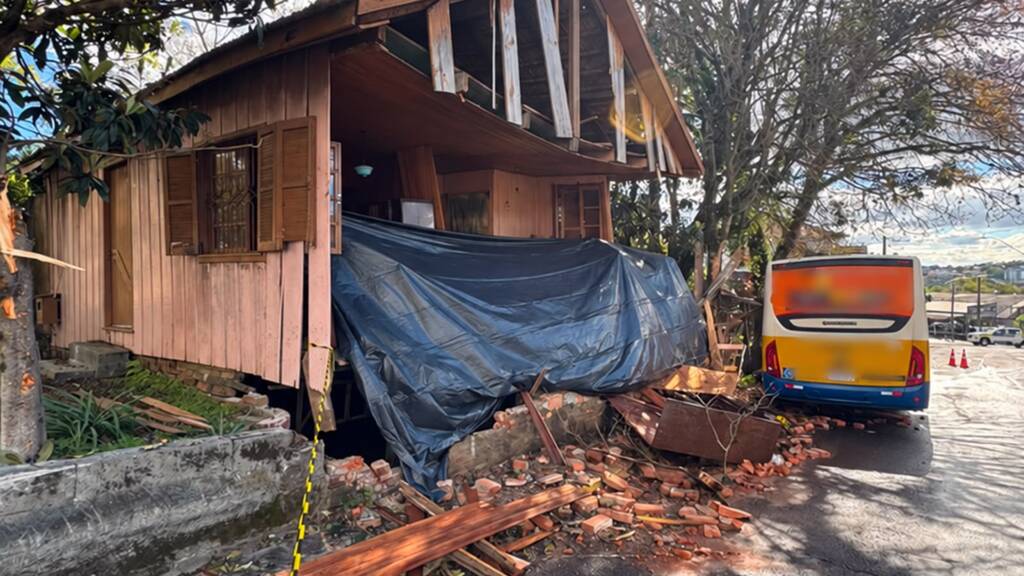 Ônibus atingiu em cheio uma casa de madeira antes de bater em um Chevrolet Cruze, em Bento Gonçalves.
