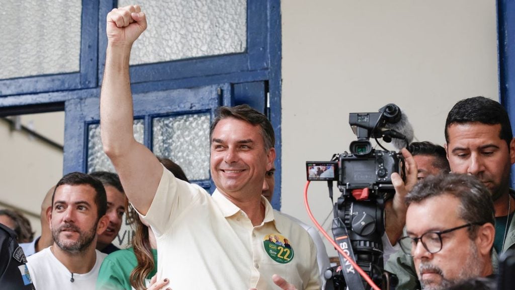 Flávio Bolsonaro faz 2,2 milhões de votos a mais que Lula no primeiro turno.