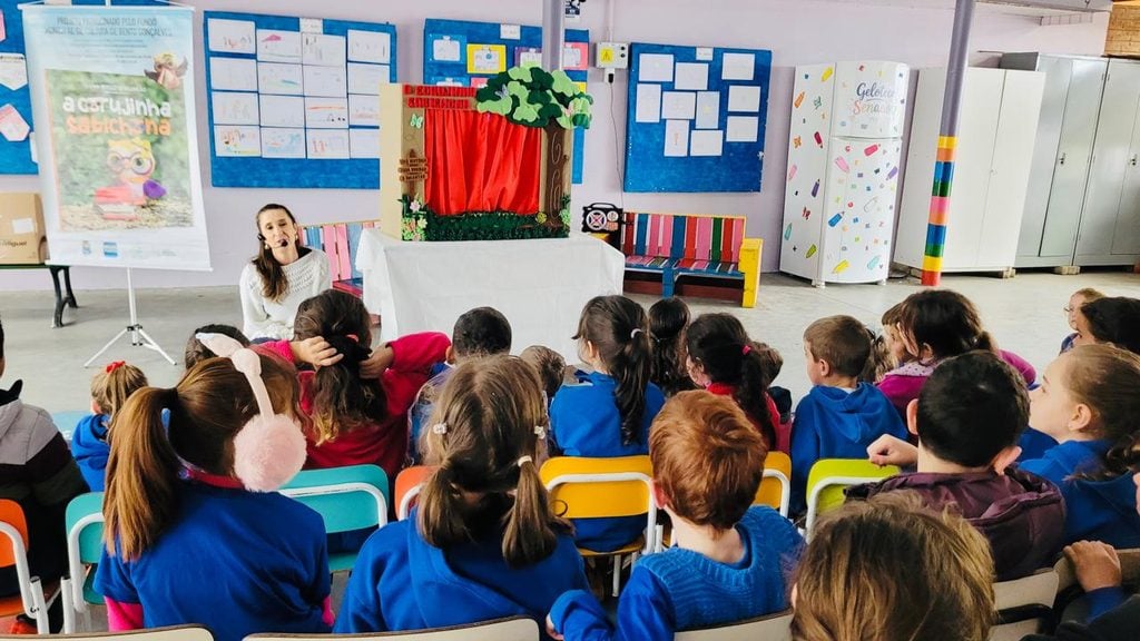 Projeto A Corujinha Sabichona encerra contações de histórias em Bento Gonçalves após envolver 411 alunos e 35 idosos entre agosto e outubro de 2026.