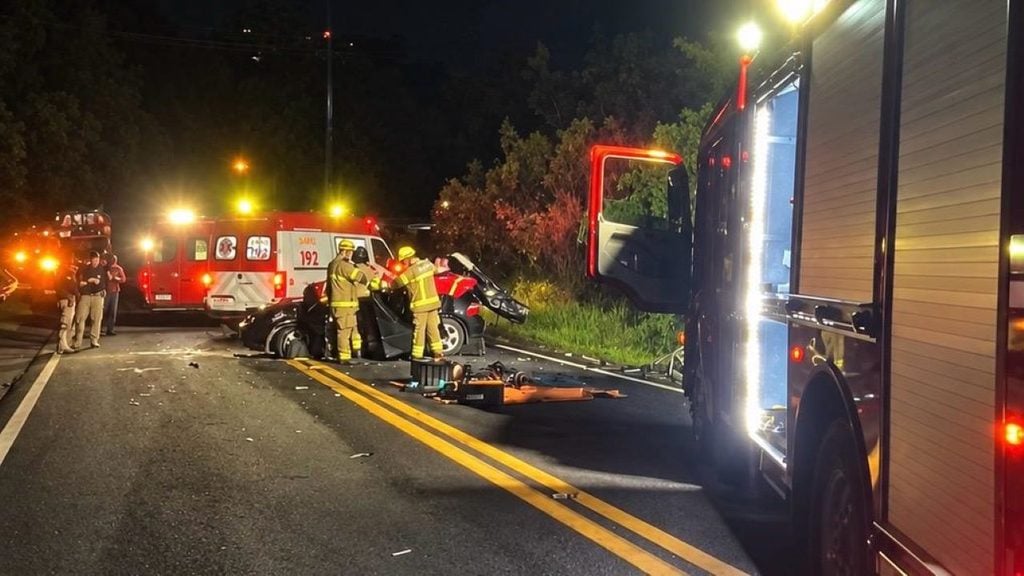 Acidente de trânsito entre um Volkswagen Golf e um caminhão aconteceu na BR-470, no bairro Maria Goretti, em Bento Gonçalves.