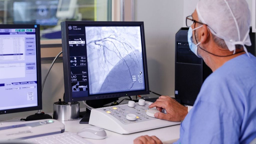Estudo do Hospital Tacchini avalia segurança da alta no mesmo dia após angioplastia.