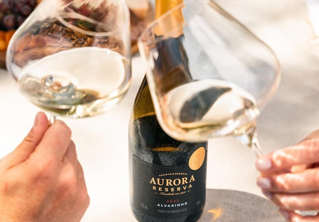 Vinícola Aurora lança Reserva Alvarinho 2025 com uvas cultivadas na Serra Gaúcha.
