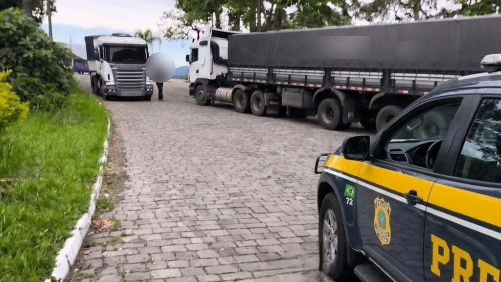 PRF retém caminhões com 13 toneladas de excesso de peso na BR-470, em Veranópolis.
