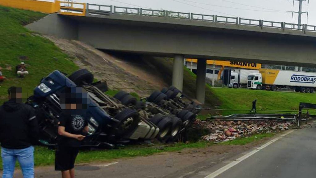 Carreta com bebidas tomba no Viaduto do Torto, em Caxias do Sul.