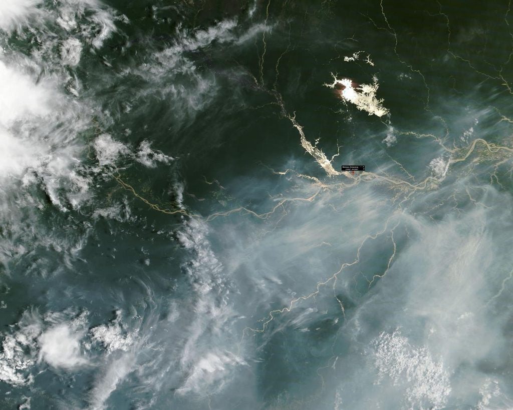Imagem de 9 de outubro mostra extensa camada de fumaça sobre Manaus e outras áreas do Amazonas.