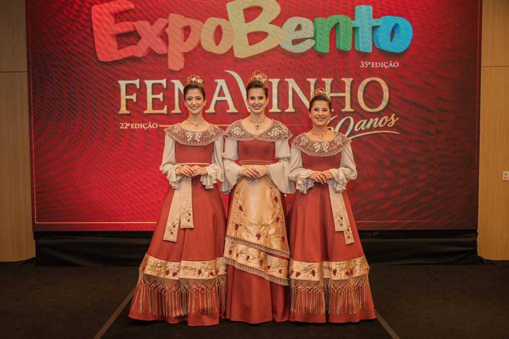 Novos trajes das soberanas da Fenavinho. 