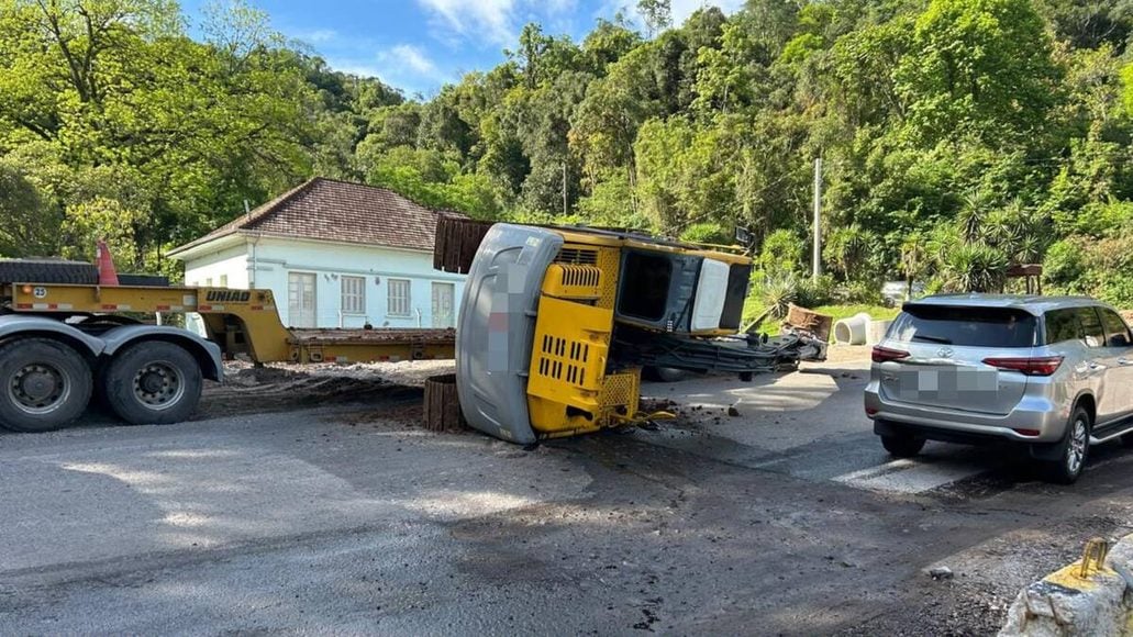 Escavadeira hidráulica cai da carreta e tomba na BR-470, em Bento Gonçalves