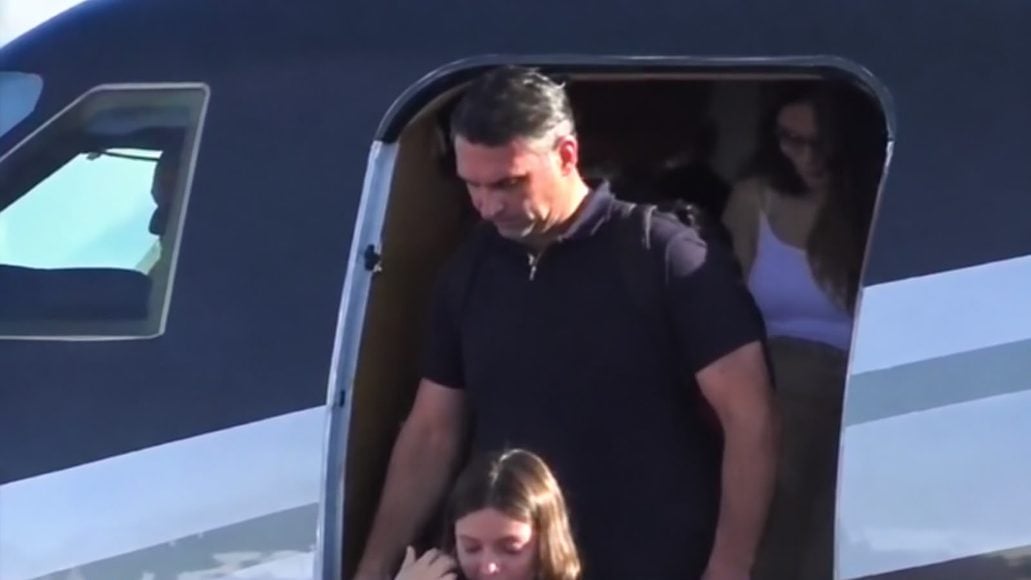 Flávio Bolsonaro e família desembarcam em Miami, nos Estados Unidos
