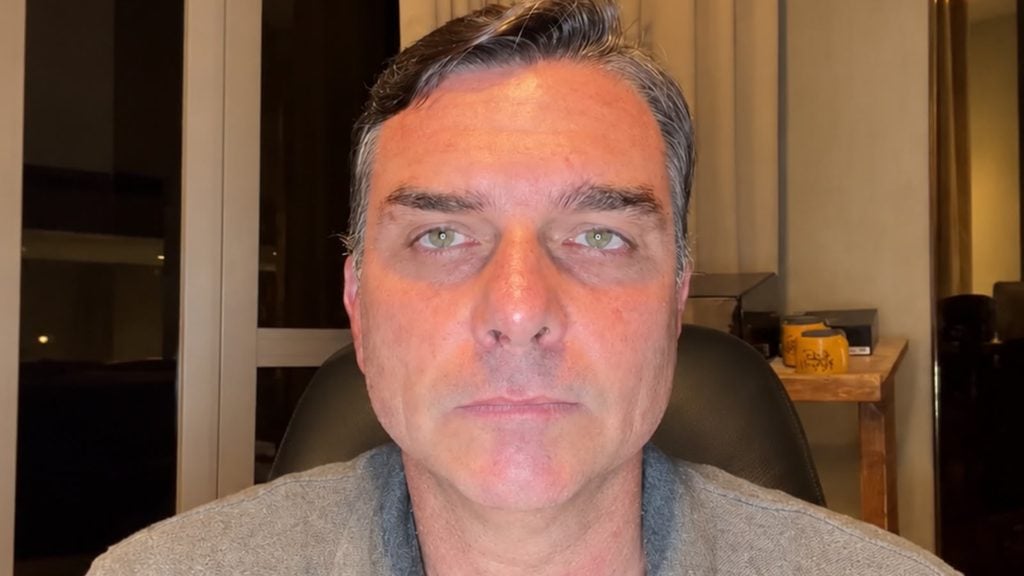 Flávio Bolsonaro faz primeira live após chegar aos Estados Unidos.